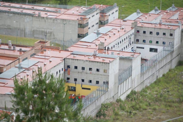 Ecuador activa protocolos de seguridad por "alteraciones" al orden en cárcel de Azuay