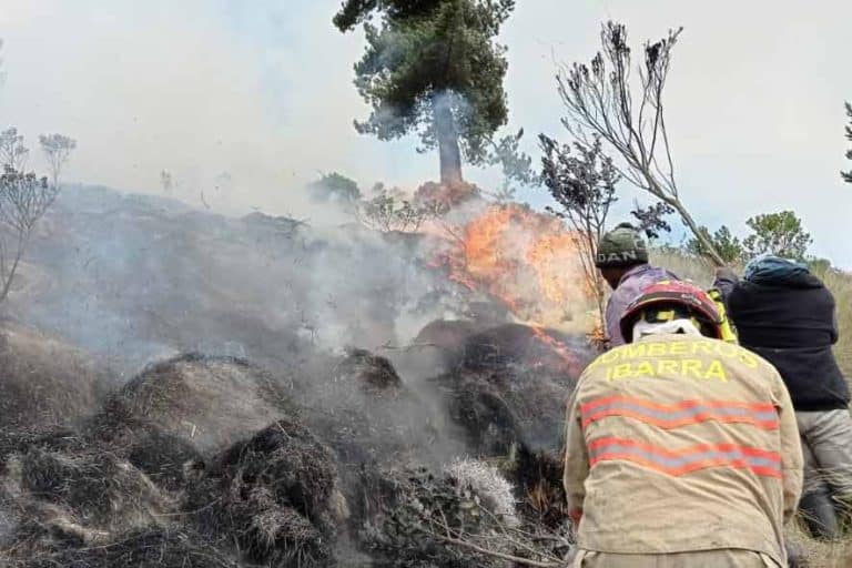 Bomberos de Ibarra atienden un incendio en La Esperanza