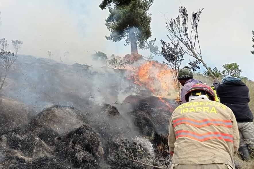 Bomberos de Ibarra atienden un incendio en La Esperanza