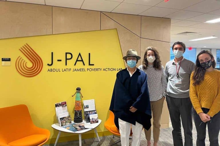 En Otavalo se dispone becas para “la mejor universidad del mundo” (MIT)