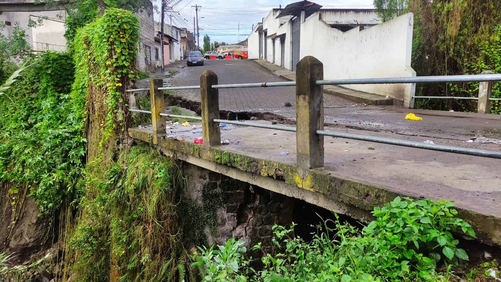 Puente de Santa Bertha en Antonio Ante afectado por las lluvias