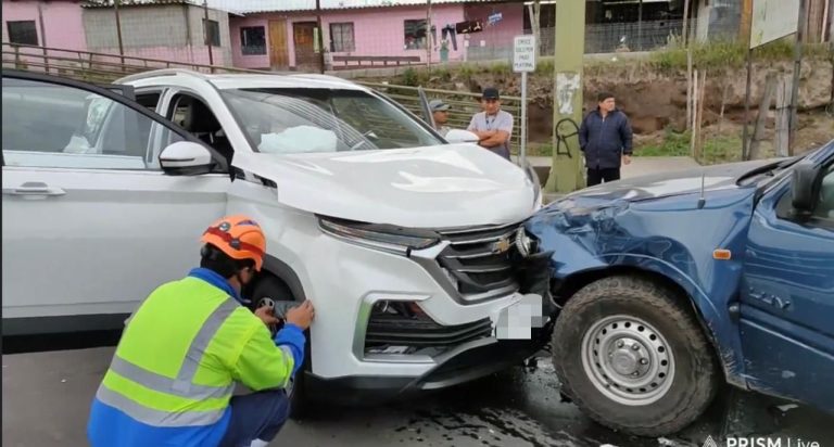 Accidente de tránsito registrado a la entrada del barrio Santo Domingo - La Merced, en Antonio Ante