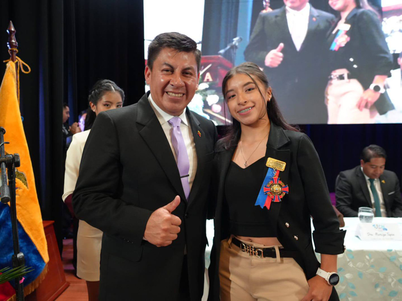 Destacados hijos de Tulcán fueron condecorados en Sesión Solemne 2 nahomi játiva, destacada deportista en la disciplina del Ciclismo y Campeona Nacional Pre Juvenil recibió la condecoración del Alcalde.