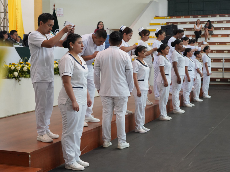Emotivo acto de cofias en la Politécnica 10 carchiu