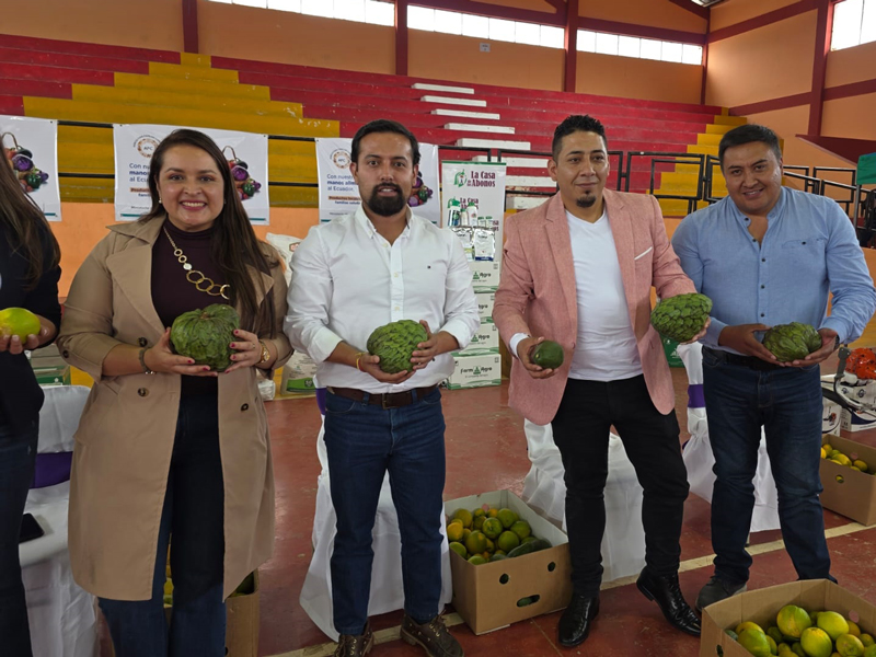 Gobierno entrega paquetes tecnológicos y títulos de tierras en Carchi 3 gobernacion