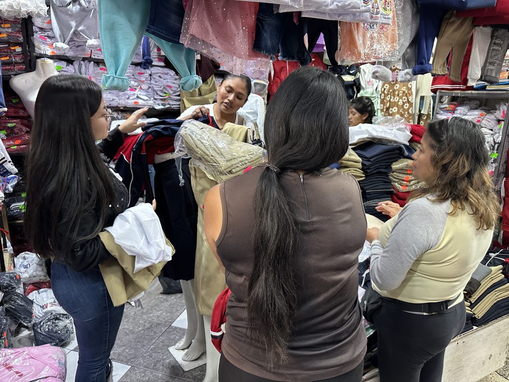 Padres denuncian la imposición de compra de uniformes en lugares específicos por parte de las instituciones educativas en Ibarra 2 PADRES DE FAMILIA COMPANDO UNIFORMES ESCOLARES PARA MATRÍCULAS
