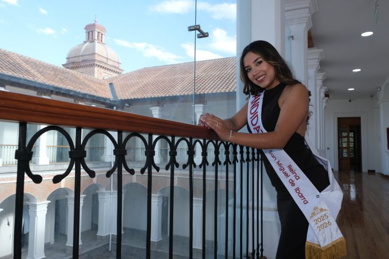 RITTANY-BURGOS-CANDIDATA-A-REINA-DE-IBARRA-2025-2026