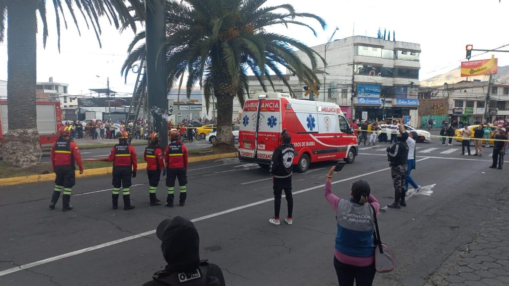 Intento suicidarse ante cientos de testigos afuera de un mall en Ibarra 2 acordonaron el sitio