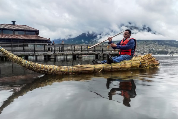 Caballitos de totora en acción sobre el Lago San Pablo 11 caballitos totora
