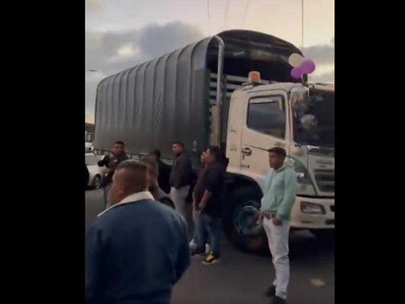 Transportistas de Carchi paralizan la E35 a la altura de Bolívar 5 paro transporte