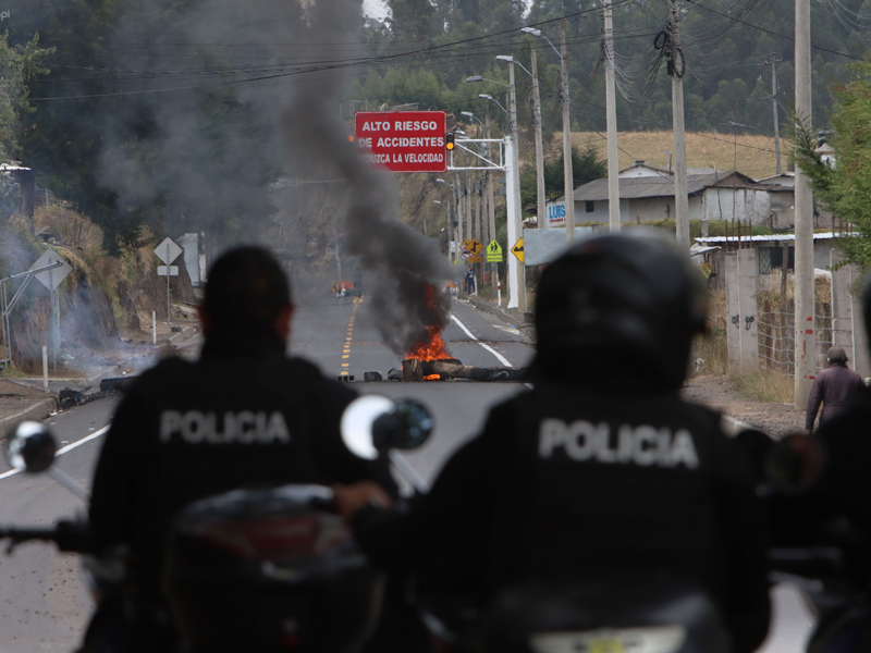 Familiares piden liberación de dos policías retenidos en Imbabura 3 policias detenidos