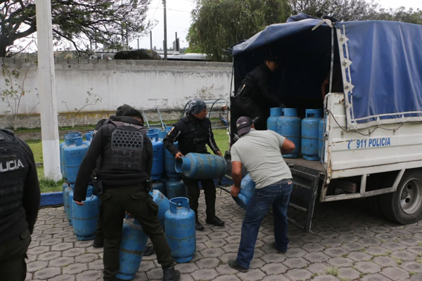 Policía Nacional está al frente del abastecimiento de gas en Otavalo 9 gas