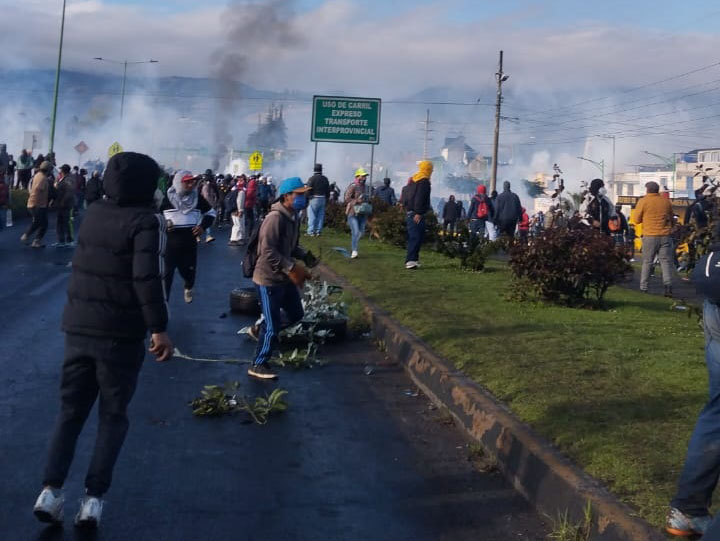 Bombas lacrimógenas en terrazas de las casas, barrios otavaleños en medio del caos 4 otavalo 2