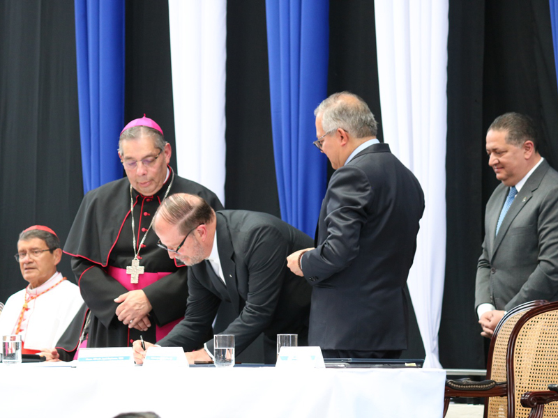 Padre Carlos Ignacio Man-Ging, S.J., asume como nuevo Rector de la PUCE 4 padre
