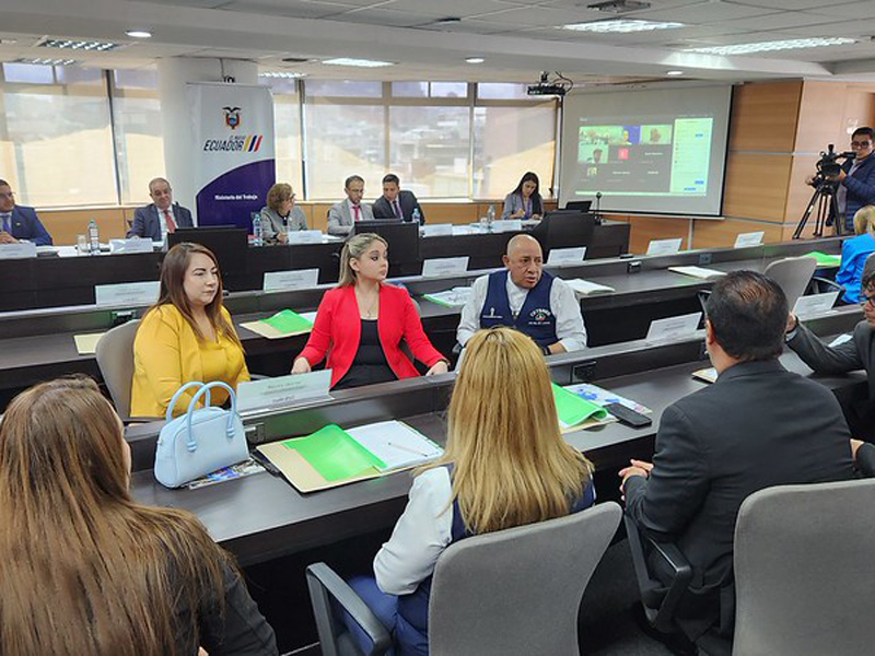 Ministra del Trabajo presentó cronograma para fijar el SBU 2026 1 trabajo mnisterio