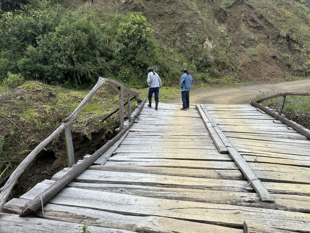 Movilidad mejorará en dos comunidades de Otavalo con un esperado puente 1 padre chupa puente