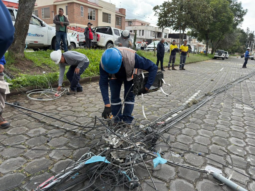 Emelnorte normaliza servicio eléctrico tras caída de poste en Yuyucocha 1 accidente 1