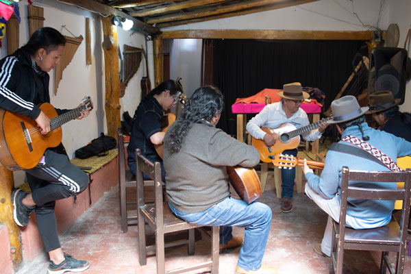 taller musical peguche
