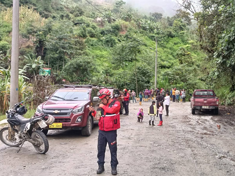 Deslizamiento en Vacas Galindo dejó un fallecido y destruyó tramo vial en Cotacachi 1 bomberos cotacachi 2