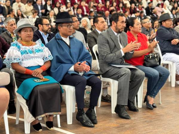 Homenajeados por el Día del Maestro en Otavalo 5 maestros homenaje