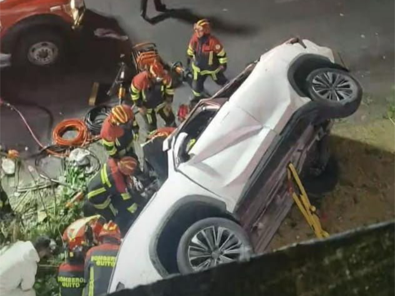 Vehículo con exceso de pasajeros perdió pista y se accidentó en Quito 1 accidente quito 2