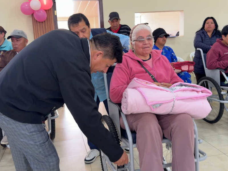 Patronato de Amparo Social entregan sillas como parte de su campaña 3 patronato carchi sillas